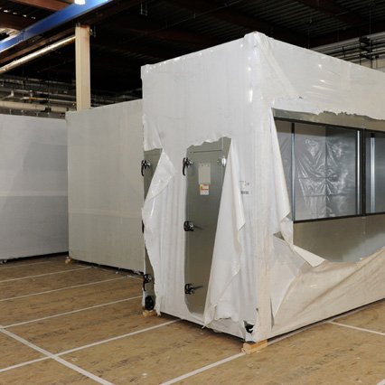 Afgesloten werkzone voor veilige asbestverwijdering binnenshuis. Creëren van gecontroleerde en stofvrije omgevingen.