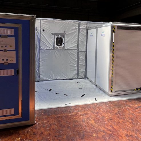 Mobiele, hermetisch afgesloten zone voor veilige asbestverwijdering. Essentieel voor een stofvrije en gecontroleerde werkplek.